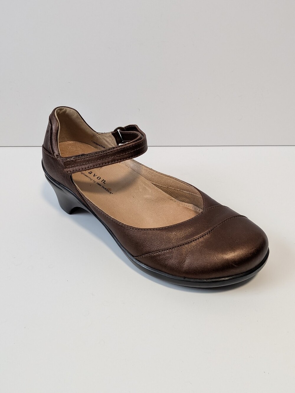 Aravon Women's bronze metallic leather Mary Jane pumps Size 8B